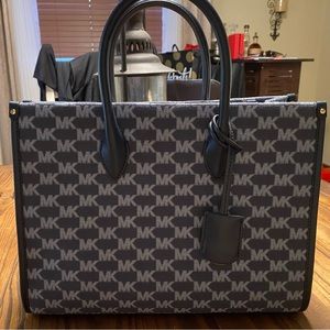 Like New Michael Kors Handbag! Navy Blue & Light Blue